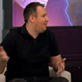 Voditelj tvrdi da je jedan od naših najpoznatijih pevača gej: Radnici hotela u CG ucenjuju ga snimkom sa dečkom