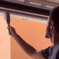 Jednostavan trik za čišćenje mreže protiv komaraca zaludeo internet: Uz pomoć ova dva koraka biće kao nova