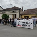 Građani ispred Osnovnog suda u Požegi čekaju odluku o sudbini uhapšenih koji su negodovali zbog SNS skupa