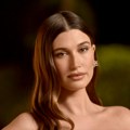 Utegla se do pucanja, a onda je morala da sedne: Iza kamera Hejli Biber ipak nije bila toliko elegantna
