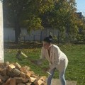 Mia Borisavljević cepa drva Pevačica redovno posećuje teretanu, a na selu vežba na drugi način (foto)