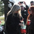 Ćerki Saše Popovića na groblju predato misteriozno pismo: Čovek joj prišao sa kovertom, a evo šta se nalazilo unutra (foto)…