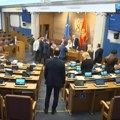 Prekinuta sednica Skupštine Haos u Crnoj Gori: Poslanici DPS-a opkolili sto predsedavajućeg, došlo do burne rasprave