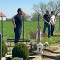 „Sine, otvori oči da vidiš“ Potresne scene na groblju u Brestaču, doveli Draganove ćerke, baba jeca