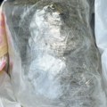 Policija na školskim terenima u Prijepolju pronašla drogu, uhapšen muškarac