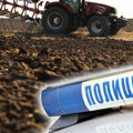 Horor u Surčinu: Otišao da obiđe imanje, pa zanemeo - tokom kopanja puta iz zemlje izoran ljudski skelet!