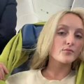 Uzela običan šal i stavila ga oko sedišta - ubrzo je otkrila trik koji bi mogao bi da promeni način putovanja avionom (Video)…