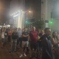 VIDEO Studenti prikupljaju potpise za listu u Požeškoj ulici: Građani u nepreglednoj koloni, a evo kada su u Nišu i Novom Sadu…