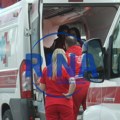 Jeziv incident u Ivanjici: Mladić automobilom uleteo na terasu ugostiteljskog objekta, teško povređen muškarac