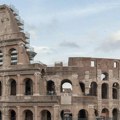 Nemački student oštetio Koloseum, grebao cigle u prizemlju