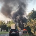 Juče kuća, danas auto: Izgorela kola u Vladimrovcu, žena i dete se spasili (video)