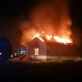 Užas u Laćarku: Vatra progutala porodičnu kuću (foto, video)