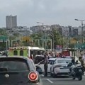 Prvi snimak nakon nesreće na Autokomandi: Sudar dva automobila, jedan uleteo na autobusku stanicu i kosio pešake VIDEO