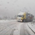 Mećava ne prestaje: Na putevima teška mehanizacija, napadalo još 10 cm snega FOTO