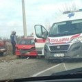 Delovi vozila rasuti po putu: Prve slike teške nesreće kod Požarevca: Sudarili se automobil i vozilo Hitne pomoći, jedna…