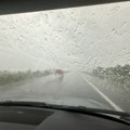 Jezivo na auto-putu Miloš Veliki, ne vidi se prst pred okom Snažno olujno nevreme stiglo do Ljiga, krupan grad razbio staklo…