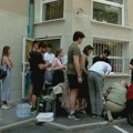 (VIDEO) Profesor pokušao da uđe u blokiranu zgradu Medicinskog: Studentkinja se potresla i pala na zemlju