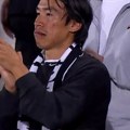 Sjajna scena iz Humske: Japanac sa šalom Partizana navija za crno-bele protiv AEK-a iz Larnake