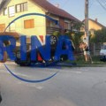 Čuli smo jak udar i izašli napolje: Žestok sudar u porodičnom naselju u Čačku, jedan auto prevrnut na krov a drugi ostao…