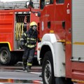 Požar u magacinu u Nišu: Gore gume i kartoni, nema povređenih