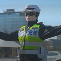 Kineski robot saobraćajac reguliše saobraćaj na gradskim ulicama