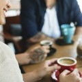 Okrugli stolovi nisu slučajnost: Kako vas kafići ‘navode’ da ostanete duže i potrošite više