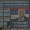 Pano sa likom Šešelja i dalje u centru Novog Sada, iako je naloženo njegovo uklanjanje: "Ruglo i sramota, on je osuđeni ratni…
