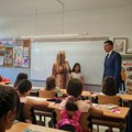 (Foto) Svakom učeniku po 20.000 dinara: Gradonačelnik Niša sa đacima u školskoj klupi: "E, to je najvažnije - drugarstvo"