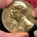 Nobel za hemiju francuskom i japanskom naučniku: Njihova otkrića promenila razumevanje nastanka molekula