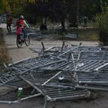 Pionirski park u pet slika: Mirno jutro, a ograde polomljene, šatori porušeni, i kola spaljena