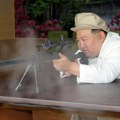 Objavljene fotografije Kima Džong Una dok puca iz puške i obilazi fabrike oružja
