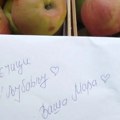 "Dečici s ljubavlju, vaša Mara": Medicinska sestra deci oboleloj od raka donela jabuke koje gaji njen otac