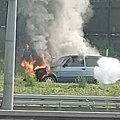 Драма на ауто-путу код Генекса: Пламен гута аутомобил, стигли ватрогасци, једно враћа веру у људе