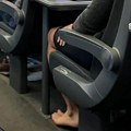 Britanski ministar izuo cipele i čarape u vozu, moraće na razgovor kod premijera (foto)