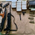 Policija u okolini Rume u kući pronašla dve automatske puške, pištolj, nastavak za tromblon i 1.153 metka različitog…