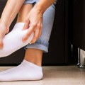 Postoji trik za uklanjanje tvrdokornih mrlja sa belih čarapa, a koristi se sredstvo koje većina ima u svom domu
