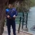 ''Više mi se ne ulazi u vodu, očiju mi'' Radnici dizalicom izvukli monstruma iz reke Vrbas, vilica im je pala od šoka…