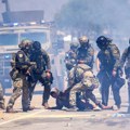 Ulice se pretvaraju u bojno polje, bukte krvavi sukobi! Agenti sa vojničkom opremom upadaju na farme, ima mrvih: "Hapsite ih i…