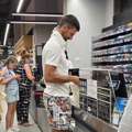 Dobar dan, izvolite: Novak Đoković u prodavnici, kasirka nije znala šta je snašlo