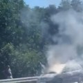 (Video) Drama na: Auto-putu Vozilo u plamenu kod Laste, stvara gužve prema Beogradu: Stižu vatrogasci