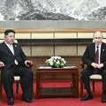 Razgovor trajao 2,5 sata Putin ispratio Kima do kola, pozvao ga da poseti Rusiju (video)