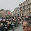 Hiljade ljudi gleda u suzama: Ispred pozorišta u Sarajevu građani prate komemoraciju Halidu Bešliću: Dirljive scene u centru…