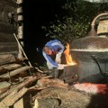 Puši se vesela mašina na padinama Suvobora! Nenad je stari zanat nasledio od dede i ne prepušta ga zaboravu: Dok je takvih…
