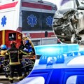 Jedna osoba poginula, osmoro povređeno: Direktan sudar autobusa i automobila na Obrenovačkom putu