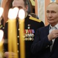 Putin na božićnoj liturgiji: Zapalio sveću u crkvi, pa se obratio ruskoj vojsci na frontu