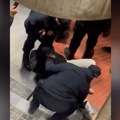 Pogledajte kako su policajci vukli studenta po podu, a potom ga izneli iz zgrade Filozofskog fakulteta. Video