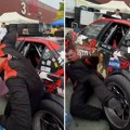 Poznatog influensera automobil pregazio preko noge: Incident se odigrao pred trku, ovo je bolno gledati (video)