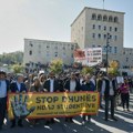 Demonstranti demolirali Raminu skulpturu Dijalog ispred kancelarije premijera