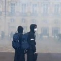 Buknuli masovni neredi širom Francuske: Policija baca suzavac, demonstranti uzvraćaju napadima (video)