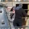 Napadač trči i ubada dete u kolicima: Objavljen stravičan snimak napada u Francuskoj: Vaspitačica herojski branila…